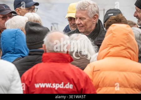 Ob Dieter Reiter, SPD, bei Wahlkampftermin im Gespräch mit Bürgern, er tritt in der Stichwahl gegen Dominik Krause von den Grünen an, München, 17. März 2026 Deutschland, München, 17. März 2026, Dieter Reiter, SPD, umringt von Bürgern bei Wahlkampftermin am Kieferngarten, Reiter ist Münchner Obürgermeister, steht jetzt in der Stichwahl gegen Dominik Krause, die Grünen, ob Reiter am Dienstagmorgen ab 9:30 Uhr am Busbahnhof Kieferngarten im Gespräch mit SPD-Anhängern und Passanten, Wahlkampfveranstaltung, Münchner Kommunalwahlkampf, Stichwahl am 22. März, Politiker, Politik, Wahlkampf, Bayern *** Stockfoto