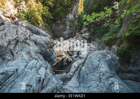 Der Aubachfall ist ein Naturdenkmal im Lammertal in Abtenau. Der Aubach fließt dabei zwischen Egelseehörndl und Einberg über eine Geländekante über fünf Kaskaden, bevor er 200 Meter danach in die Lammer Mündet. 11.07.2023. // der Aubacher Wasserfall ist ein Naturdenkmal im Lammertal bei Abtenau. Der Aubach fließt zwischen Egelseehörndl und Einberg über einen Kamm und stürzt fünf Ebenen ab, bevor er 200 Meter weiter in die Lammer mündet. Juli 2023. - 20230711 PD20114 Stockfoto