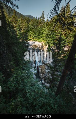 Der Aubachfall ist ein Naturdenkmal im Lammertal in Abtenau. Der Aubach fließt dabei zwischen Egelseehörndl und Einberg über eine Geländekante über fünf Kaskaden, bevor er 200 Meter danach in die Lammer Mündet. 11.07.2023. // der Aubacher Wasserfall ist ein Naturdenkmal im Lammertal bei Abtenau. Der Aubach fließt zwischen Egelseehörndl und Einberg über einen Kamm und stürzt fünf Ebenen ab, bevor er 200 Meter weiter in die Lammer mündet. Juli 2023. - 20230711 PD20115 Stockfoto
