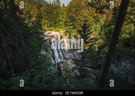 Der Aubachfall ist ein Naturdenkmal im Lammertal in Abtenau. Der Aubach fließt dabei zwischen Egelseehörndl und Einberg über eine Geländekante über fünf Kaskaden, bevor er 200 Meter danach in die Lammer Mündet. 11.07.2023. // der Aubacher Wasserfall ist ein Naturdenkmal im Lammertal bei Abtenau. Der Aubach fließt zwischen Egelseehörndl und Einberg über einen Kamm und stürzt fünf Ebenen ab, bevor er 200 Meter weiter in die Lammer mündet. Juli 2023. - 20230711 PD20116 Stockfoto