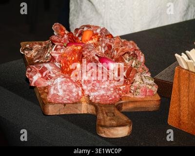 Wurstplatte mit verschiedenen Wurstwaren auf einer Holzplatte. Stockfoto