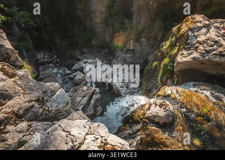 Der Aubachfall ist ein Naturdenkmal im Lammertal in Abtenau. Der Aubach fließt dabei zwischen Egelseehörndl und Einberg über eine Geländekante über fünf Kaskaden, bevor er 200 Meter danach in die Lammer Mündet. 11.07.2023. // der Aubacher Wasserfall ist ein Naturdenkmal im Lammertal bei Abtenau. Der Aubach fließt zwischen Egelseehörndl und Einberg über einen Kamm und stürzt fünf Ebenen ab, bevor er 200 Meter weiter in die Lammer mündet. Juli 2023. - 20230711 PD20111 Stockfoto