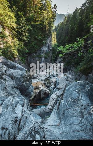 Der Aubachfall ist ein Naturdenkmal im Lammertal in Abtenau. Der Aubach fließt dabei zwischen Egelseehörndl und Einberg über eine Geländekante über fünf Kaskaden, bevor er 200 Meter danach in die Lammer Mündet. 11.07.2023. // der Aubacher Wasserfall ist ein Naturdenkmal im Lammertal bei Abtenau. Der Aubach fließt zwischen Egelseehörndl und Einberg über einen Kamm und stürzt fünf Ebenen ab, bevor er 200 Meter weiter in die Lammer mündet. Juli 2023. - 20230711 PD20112 Stockfoto