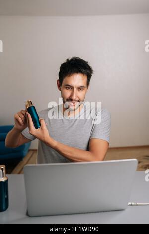 Mann erstellt online Beauty-Inhalte, macht Live-Rezensionen von Hautpflegeprodukten für Vlog, Influencer präsentiert Kosmetik in sozialen Medien für E-Commerce Stockfoto