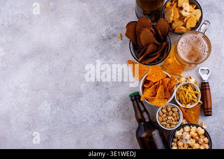 Bier und verschiedene Snacks für Superbowl oder Fußballparty Stockfoto