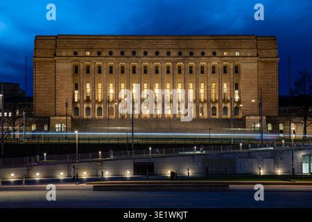 Beleuchtetes Eduskuntatalo oder Parlamentsgebäude in der blauen Stunde nach Sonnenuntergang in Helsinki, Finnland Stockfoto