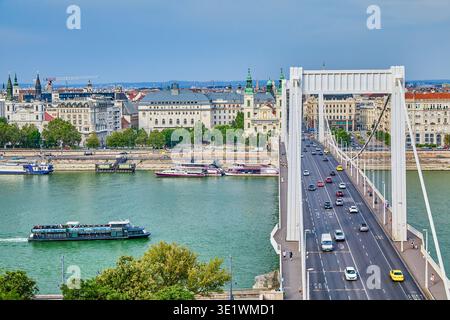 Die Elisabethbrücke ist die drittjüngste Brücke Budapests, die Buda und Pest über die Donau in Budapest, Ungarn, Mitteleuropa verbindet Stockfoto