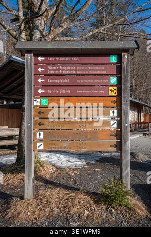 Wegweiser im Nationalpark Bayerischer Wald, Bayerischer Wald, Bayern, Deutschland Stockfoto