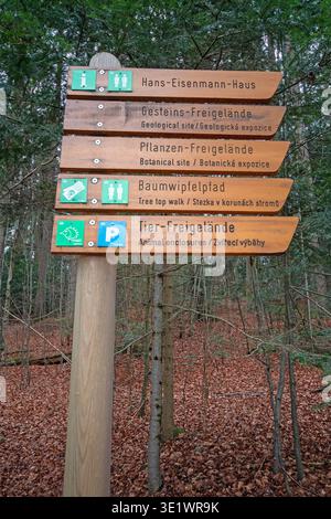 Wegweiser im Nationalpark Bayerischer Wald, Bayerischer Wald, Bayern, Deutschland Stockfoto