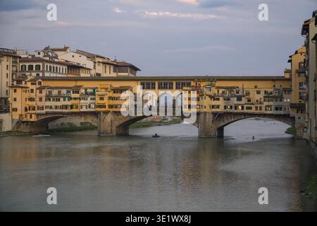 Ponte Vecchio (Alte Brücke), Florenz, Italien. Renaissance-Steinbogenbrücke mit mittelalterlichen Goldschmiedegeschäften und Vasari-Korridor darüber. Stockfoto