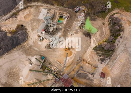 Luftaufnahme eines Steinbruchs, der den starken Kontrast zwischen der Roherde und den darin eingebetteten Industriestrukturen offenbart, Magliano de' Marsi, Abruzzen, Stockfoto