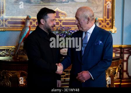 König Karl III. Hält eine Audienz mit dem ukrainischen Präsidenten Wolodymyr Zelensky im Londoner Buckingham Palace. Bilddatum: Dienstag, 17. März 2026. Stockfoto