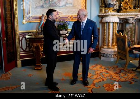 König Karl III. Hält eine Audienz mit dem ukrainischen Präsidenten Wolodymyr Zelensky im Londoner Buckingham Palace. Bilddatum: Dienstag, 17. März 2026. Stockfoto
