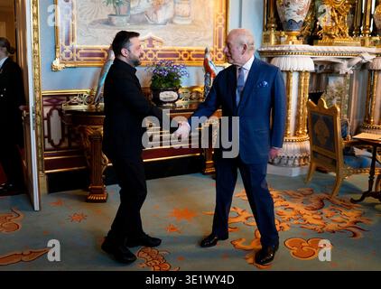König Karl III. Hält eine Audienz mit dem ukrainischen Präsidenten Wolodymyr Zelensky im Londoner Buckingham Palace. Bilddatum: Dienstag, 17. März 2026. Stockfoto