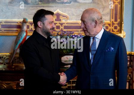 König Karl III. Hält eine Audienz mit dem ukrainischen Präsidenten Wolodymyr Zelensky im Londoner Buckingham Palace. Bilddatum: Dienstag, 17. März 2026. Stockfoto