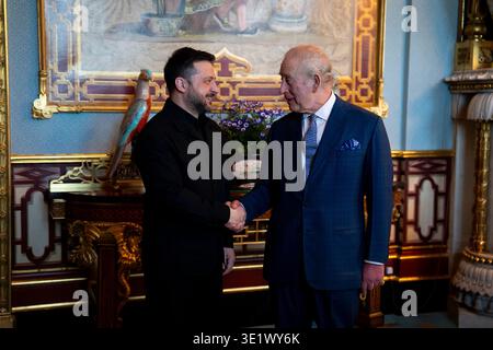 König Karl III. Hält eine Audienz mit dem ukrainischen Präsidenten Wolodymyr Zelensky im Londoner Buckingham Palace. Bilddatum: Dienstag, 17. März 2026. Stockfoto