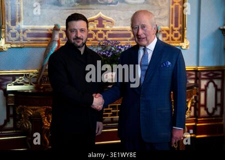 König Karl III. Hält eine Audienz mit dem ukrainischen Präsidenten Wolodymyr Zelensky im Londoner Buckingham Palace. Bilddatum: Dienstag, 17. März 2026. Stockfoto