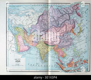 Vintage-Karte von Asien mit historischen Grenzen, Geländedetails und umliegenden Ozeanen auf altem Papier, ideal für Bildung, Reisen, Erkundungen und historische Studien. Stockfoto
