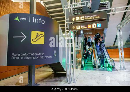 Madrid Spanien,MAD Adolfo Suarez Flughafen Madrid-Barajas,Inneres Terminal,aena Flughafeninformationsschild Punto de informacion,nächste Information Stockfoto