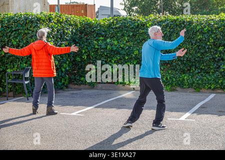 Malaga Spanien, Andalusien Andalusien, Holiday Inn Express IHG Hotel, ältere Erwachsene Mann Frau, die Tai Chi übt, Übung langsame Bewegung Outdoor Fitness Welln Stockfoto