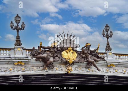 Die Brücke Pont Alexandre III über die seine in Paris, Frankreich, Europa Stockfoto