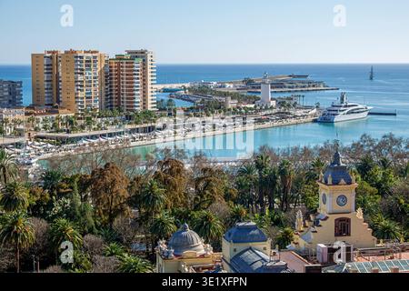 Malaga Spanien, Andalusien Andalusien, Puerto de Malaga Hafen, Muelle UNO Hafen Marina, La Farola Leuchtturm, Luxus Yachthafen Uferpromenade, Alboran Meer Stockfoto
