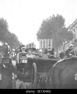 Alfonso XIII. (1886–1941) war von 1886 bis zur Ausrufung der Zweiten Spanischen Republik 1931 König von Spanien. Victoria Eugenie von Battenberg (1887–1969) war Königin von Spanien als seine Gemahlin. Ein dokumentierter Besuch in Barcelona im Jahr 1908 beinhaltete eine Prozession entlang der Rambla de Santa Mònica mit dem Gemeindebeamten Francesc Puig i Alfonso. Der Archivfotograf bewahrt einen historischen Fotodruck auf, der das öffentliche Erscheinungsbild dokumentiert. Stockfoto
