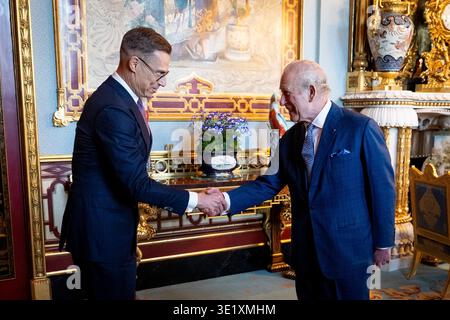 König Karl III. Hält eine Audienz mit dem finnischen Präsidenten Alexander Stubb im Buckingham Palace in London. Bilddatum: Dienstag, 17. März 2026. Stockfoto