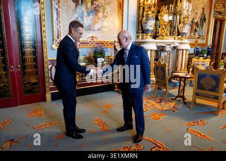 König Karl III. Hält eine Audienz mit dem finnischen Präsidenten Alexander Stubb im Buckingham Palace in London. Bilddatum: Dienstag, 17. März 2026. Stockfoto