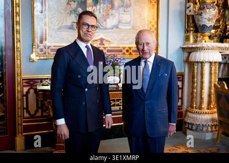 König Karl III. Hält eine Audienz mit dem finnischen Präsidenten Alexander Stubb im Buckingham Palace in London. Bilddatum: Dienstag, 17. März 2026. Stockfoto