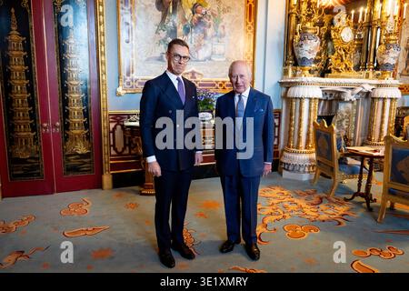 König Karl III. Hält eine Audienz mit dem finnischen Präsidenten Alexander Stubb im Buckingham Palace in London. Bilddatum: Dienstag, 17. März 2026. Stockfoto