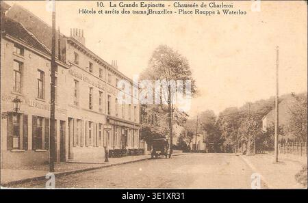Dieses Archivbild zeigt die Hôtel La Grande Espinette in der Chaussée de Charleroi in Brüssel, mit Straßenbahnhaltestellen davor. Die Szene spiegelt die Stadtlandschaft Brüssels Anfang des 20. Jahrhunderts wider, nahe dem Place Rouppe und Waterloo. Stockfoto