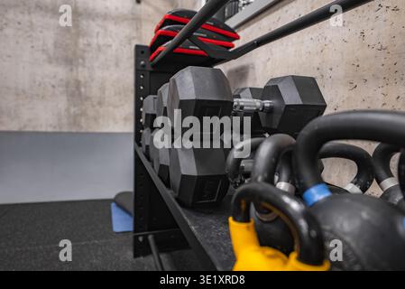 Fitnessraum mit Hanteln und Kettlebells im Dolomites Spa Stockfoto
