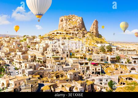 Heißluftballons fliegen über das Schloss Uchisar. Kappadokien. Provinz Nevsehir. Türkei Stockfoto