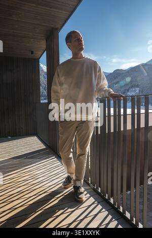 Winterterrasse im Luxushotel Dolomites mit Blick auf die Berggipfel Stockfoto