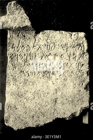 Pierre Montet (1885–1966) war ein französischer Ägyptologe und Archäologe, der für Ausgrabungen in Ägypten und der Levante bekannt war, einschließlich Arbeiten in Byblos im heutigen Libanon. 1923 berichtete er von einer Altarinschrift, die an der archäologischen Stätte entdeckt wurde. Das Archivbild zeichnet eine historische fotografische Reproduktion des mit der Entdeckung verbundenen Inschrifttextes des Altars auf. Stockfoto