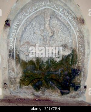 Alangad Pahlavi mit der Inschrift Persisches Kreuz bezieht sich auf ein Steinkreuz mit Pahlavi-Schrift, das in der Alangad-Kirche in Kerala entdeckt wurde und mit frühpersischen christlichen Gemeinden in Verbindung steht, die mit der Kirche des Ostens verbunden sind. Das archivierte fotografische Protokoll dokumentiert das mit der Fundstelle identifizierte Kreuzartefakt. Der historische Fotodruck bewahrt die Kreuzform und Inschriften, die dem frühmittelalterlichen Zeitalter zugeschrieben werden. Stockfoto