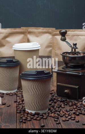 Kaffeebohnen, Mühle, gemahlener Kaffee auf Holztisch. Kopierraum. Kaffee zubereiten Stockfoto