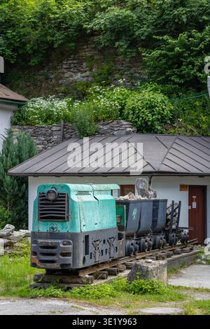 Alte Bergbaulokomotive und Wagen, die lokale historische Industrie zeigen Stockfoto