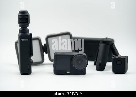 Ansicht von DJI Pocket 3, Action 6 und Zubehör auf weißem Hintergrund. Toronto, Kanada - 11. März 2026. Stockfoto