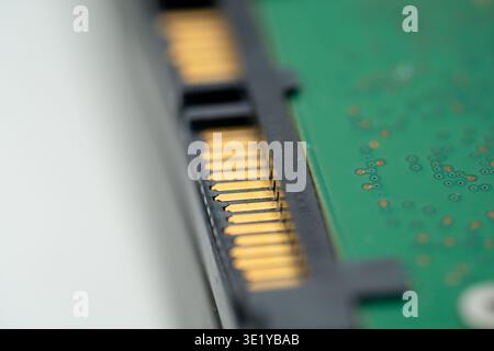 Nahaufnahme der SATA-Anschlussstifte der Festplatte. Stockfoto