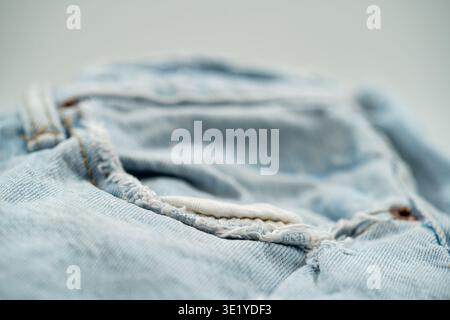 Nahaufnahme aus hellblauem Denim-Taschennaht und Ziernähten. Stockfoto