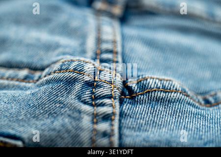 Nahaufnahme der Nahtüberschneidung aus Denim mit detailliertem Nahtmuster. Stockfoto