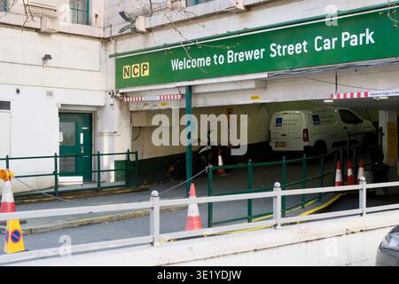 London, Vereinigtes Königreich, 17. März 2026. National Car Parks (NCP), der größte Parkplatzbetreiber des Vereinigten Königreichs, ist in die Verwaltung gefallen. NCP verwaltet 340 Parkplätze in ganz Großbritannien. Abgebildet: NCP-Parkplatz Brewer Street, London W1, UK Stockfoto