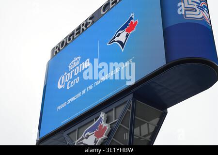 Nahaufnahme des Gardiner LED Pylon in der Nähe des Rogers Centre mit Toronto Blue Jays Logo und Corona Cero Stockfoto