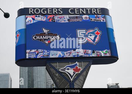Nahaufnahme von Gardiner LED Pylon in der Nähe von Roger Centre mit Toronto Blue Jays Publicity Stockfoto