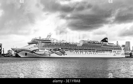 Miami, Florida, USA - 4. November 2024: Schiff fährt aus dem Hafen. Norwegische Jade-Kreuzfahrtschifffahrt. Bootstour im Sommerurlaub. Norwegische Kreuzfahrtlinie Stockfoto