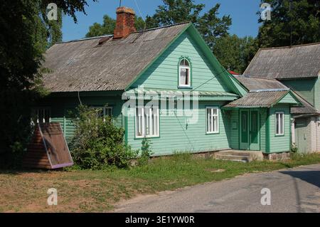 Farbenfrohe Holzhäuser entlang einer ruhigen Straße in Kallaste, Estland, mit traditioneller Architektur und friedlicher Kleinstadtatmosphäre Stockfoto