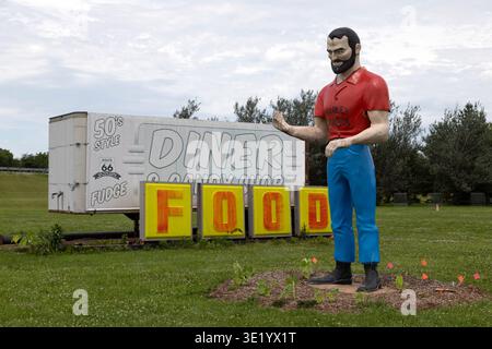 Die Figur des Schalldämpfermannes vor der Pink Elephant Mall in Livingston, Illinois, USA. Stockfoto