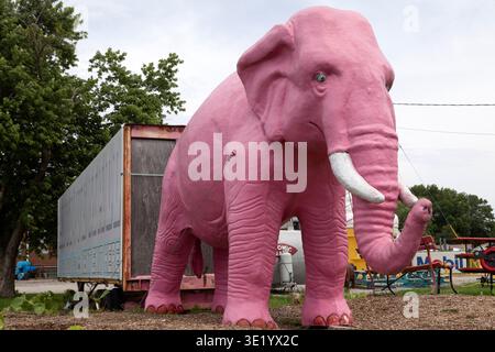 Elefantenfigur vor der Pink Elephant Mall in Livingston, Illinois, USA. Stockfoto